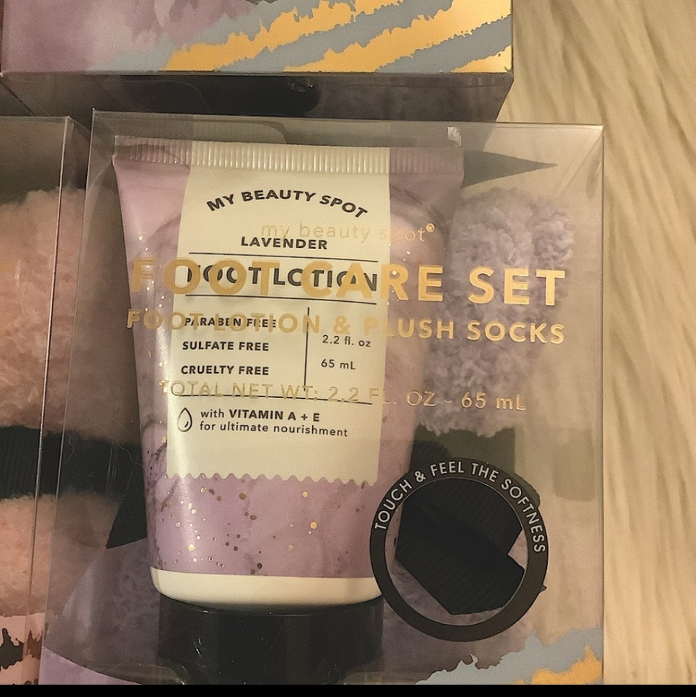 Foot care lotion w/ soft fuzzy socks.